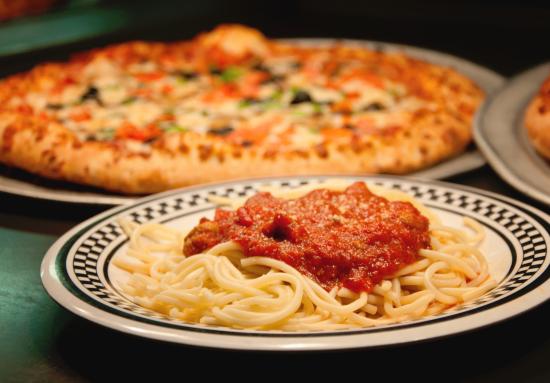 plato de pasta y de pizza, la comida favorita en el mundo