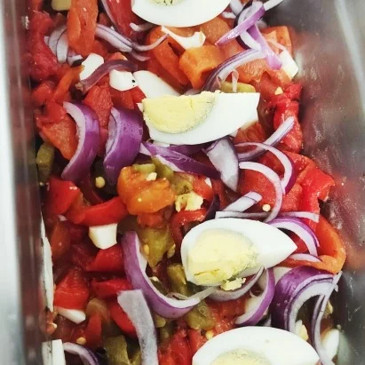 Aliño de pimientos con cebolla morada y huevo duro