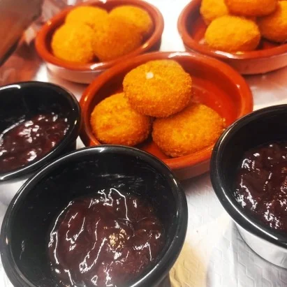 Bolitas de Camembert frito y mermelada de fresa