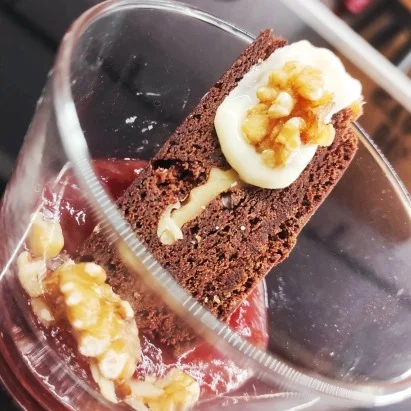 Brownie con base de mermelada de fresa, chocolate blanco y nueces