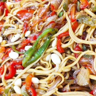Wok de verduras y cacahuetes tostados