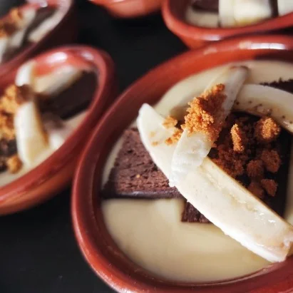 Natillas de huevo con brownie, plátano y galleta Lotus molida